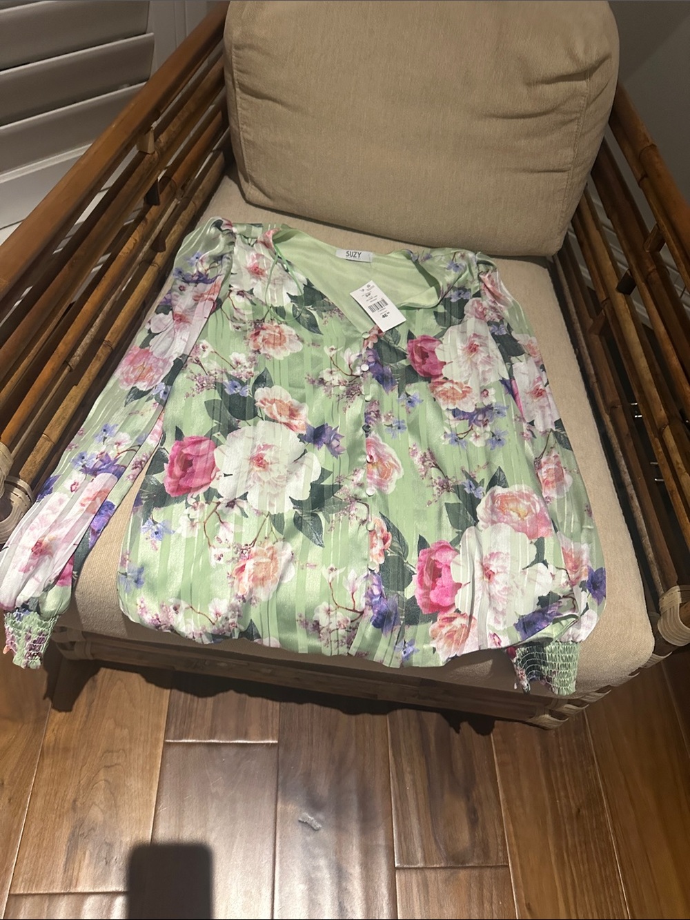 Suzy Shier Light Green Floral Long-Sleeve Blouse